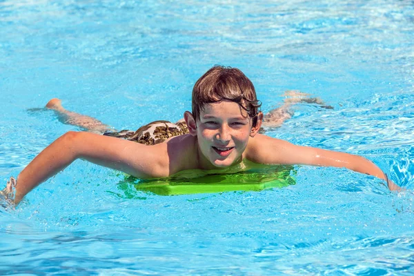 Boy in the pool relaxing — Stockfoto