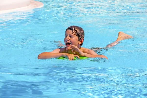 Junge im Pool entspannen — Stockfoto