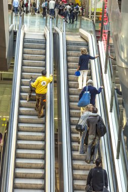 hareketli merdiven üzerinde terminal 4 yolcu