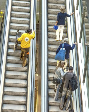 hareketli merdiven üzerinde terminal 4 yolcu