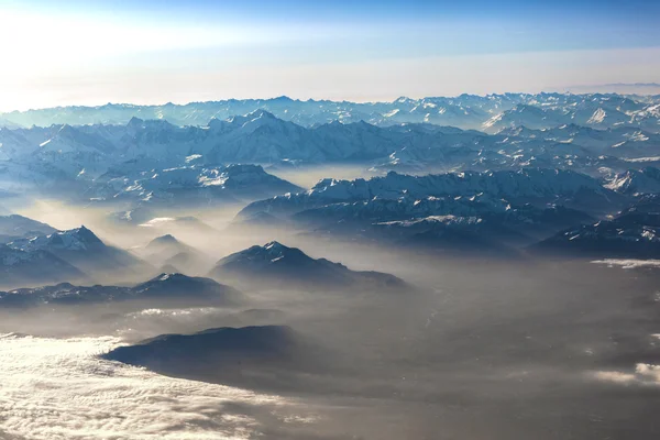Met het oog op de bergen van de Alpen — Stockfoto