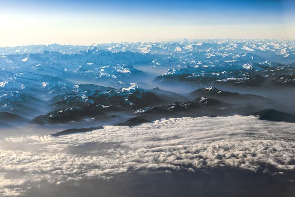 Vista sulle montagne delle Alpi — Foto Stock