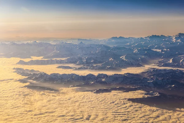 Met het oog op de bergen van de Alpen — Stockfoto