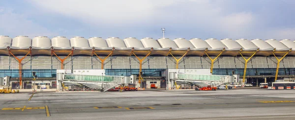 Madrid, Spanje - 1 april: vliegtuigen parkeren op terminal 4 op barajay — Stockfoto