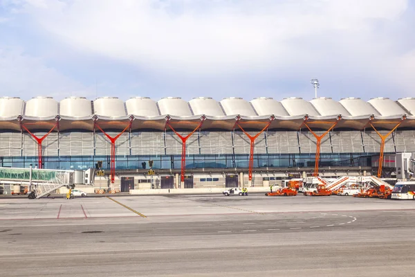 Madrid, Spanje - 1 april: vliegtuigen parkeren op terminal 4 op barajay — Stockfoto