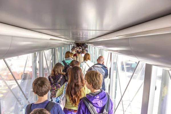 Passagier steigt im Terminal 4 in das Flugzeug — Stockfoto