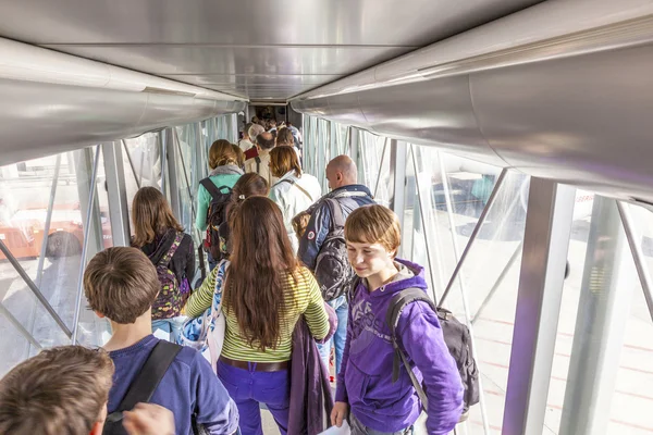 Passagier steigt im Terminal 4 in das Flugzeug — Stockfoto