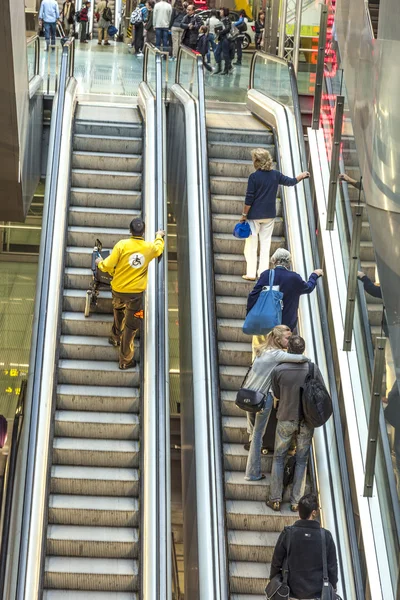 Pasażer w terminalu 4 na ruchomych schodów — Zdjęcie stockowe