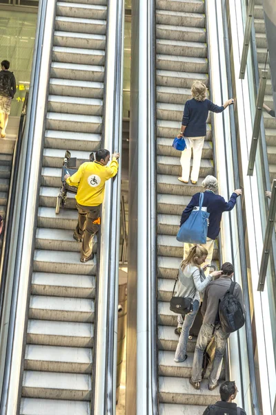 Penumpang di terminal 4 pada tangga yang bergerak — Stok Foto