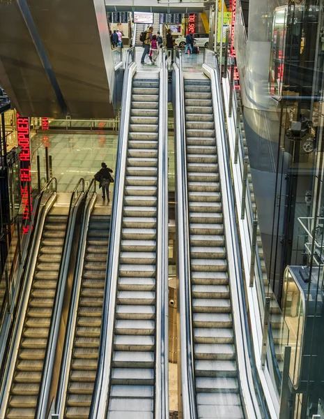 Passenger in terminal 4 on a moving staircase — Stock Photo, Image
