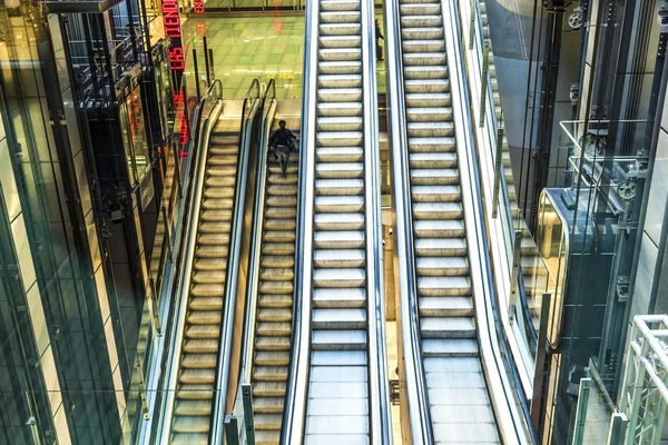 Passageiro no terminal 4 numa escada em movimento — Fotografia de Stock