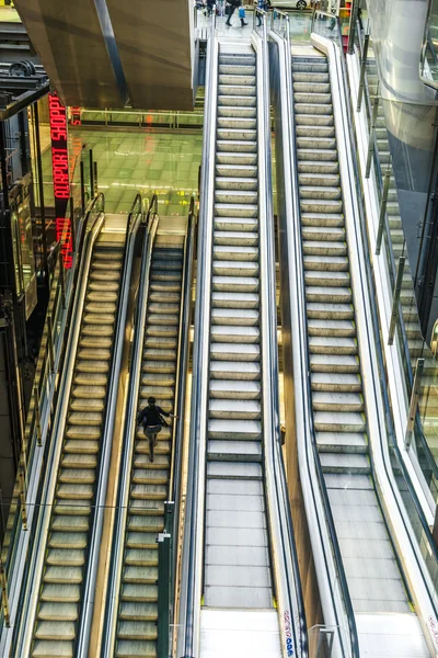 Пассажир в терминале 4 на движущейся лестнице — стоковое фото
