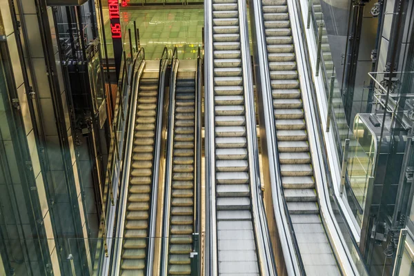 Passageiro no terminal 4 numa escada em movimento — Fotografia de Stock