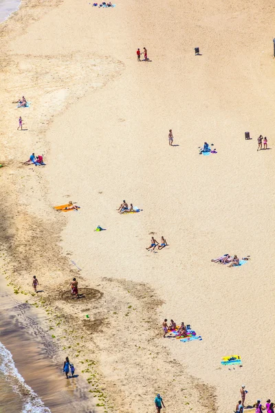 Пляж с туристами летом в Arrecife — стоковое фото