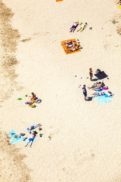 Παραλία με τους τουρίστες το καλοκαίρι σε Arrecife — Φωτογραφία Αρχείου