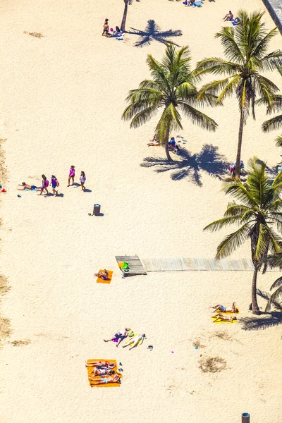 Spiaggia con turisti in estate ad Arrecife — Foto Stock