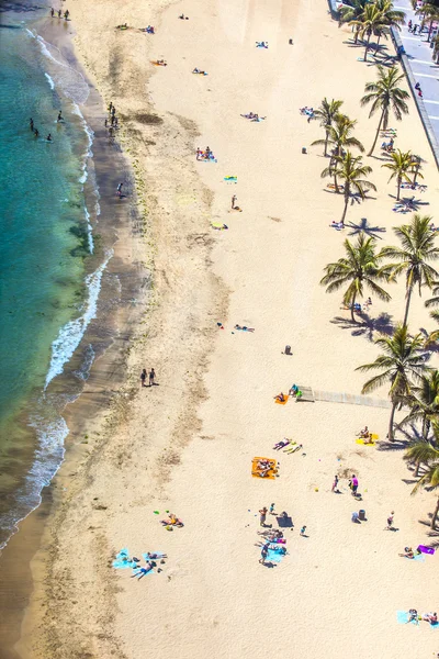 Pláž s turisty v létě v Arrecife — Stock fotografie