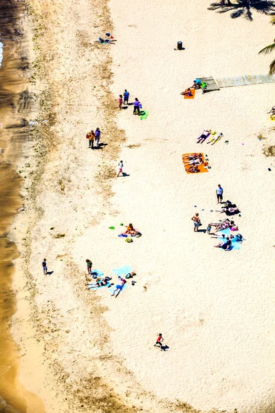 Playa con turistas en verano en Arrecife — Foto de Stock