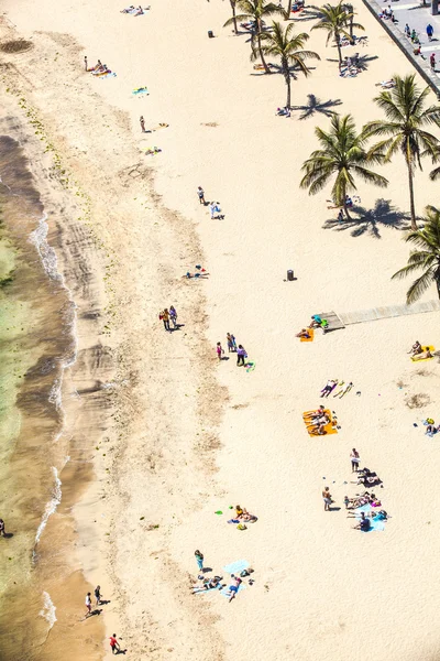 游客在群礁的夏天的海滩 — 图库照片