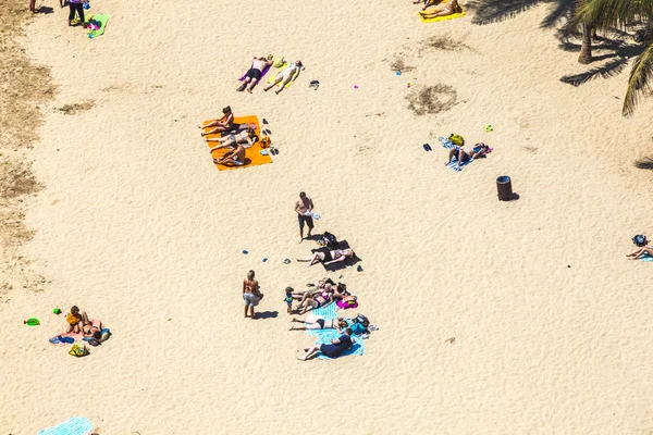 Strand met toeristen in de zomer in arrecife — Stockfoto