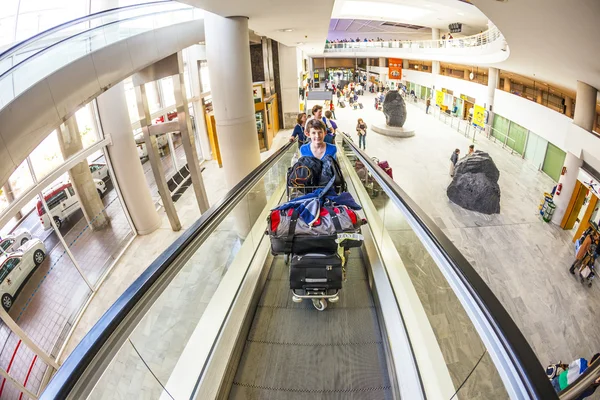 I turisti con i loro bagagli all'aeroporto di Lanzarote — Foto Stock