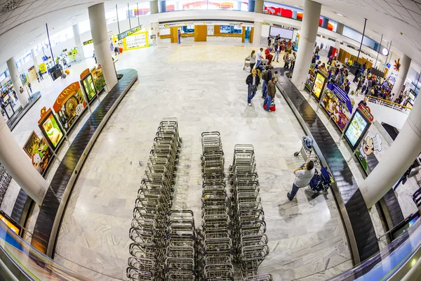 Turisták várni a repülőtéren csomagjaik — Stock Fotó
