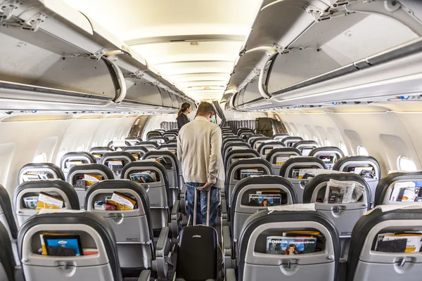 Touristen kommen mit Iberia aus Madrid an und verlassen das Flugzeug — Stockfoto