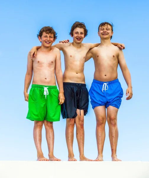 Trois amis en maillot de bain collent ensemble — Photo