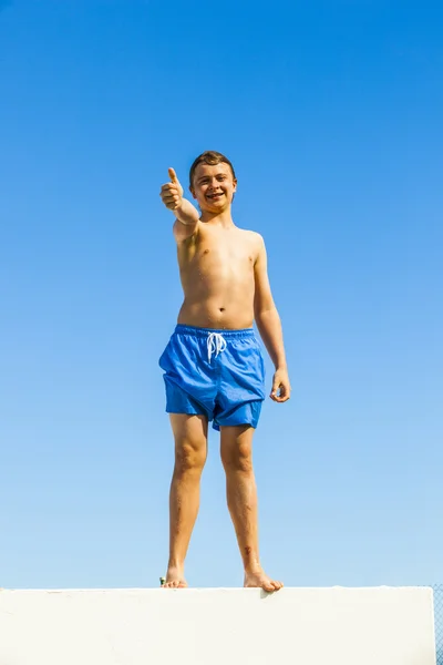 Rapaz bonito posando em um telhado — Fotografia de Stock