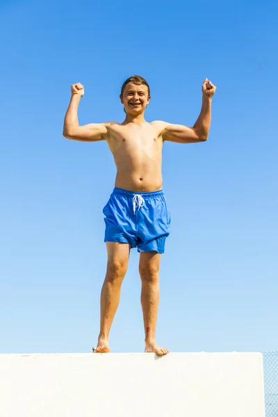 Söt pojke poserar på ett tak — Stockfoto