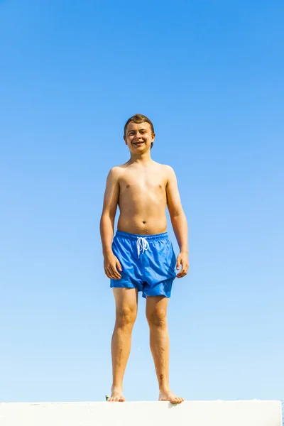 Netter Junge posiert auf einem Dach — Stockfoto