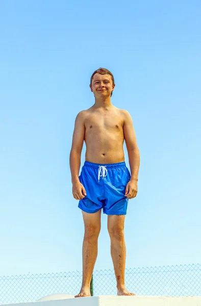 Söt pojke poserar på ett tak — Stockfoto