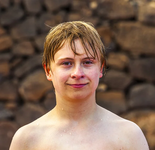Portret van jongen bij het zwembad — Stockfoto
