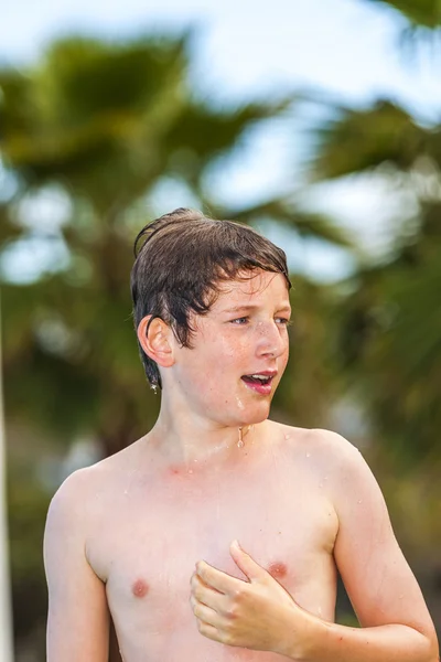 Retrato de menino na piscina — Fotografia de Stock