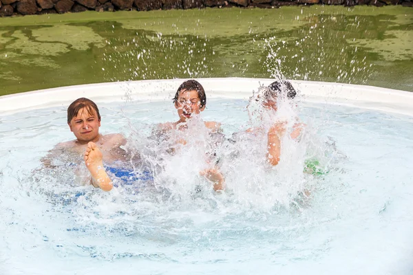 Трое друзей веселятся в бассейне — стоковое фото