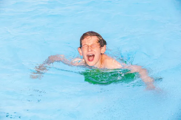 Menino nadando na piscina — Fotografia de Stock