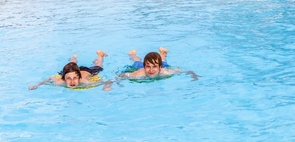 Two friends swimming in the pool — Stock Photo, Image