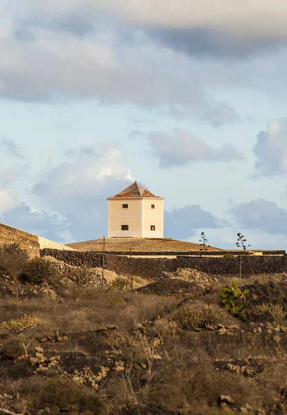 Yaiza, Lanzarote - antiga casa de fazenda convertida em uma casa — Fotografia de Stock