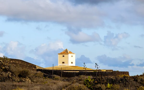 Yaiza, Lanzarote - old farm house converted in a home — Stock Photo, Image