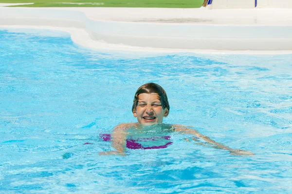 Молодий хлопчик плаває в басейні — стокове фото