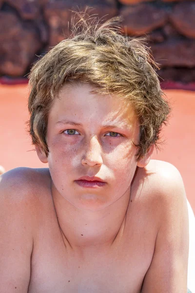 Carino ragazzo rilassante in piscina — Foto Stock