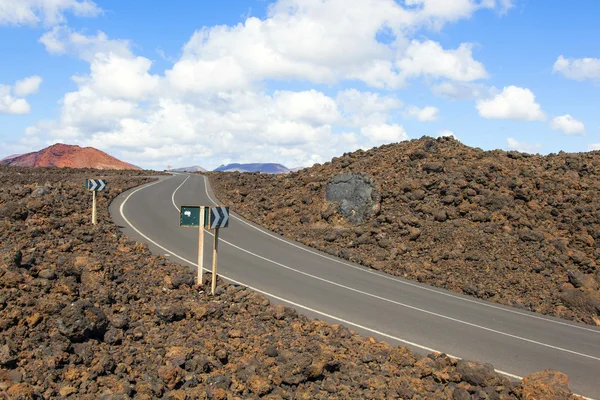 Droga przez lawy skały i góry wulkaniczne. Los hervideros. — Zdjęcie stockowe