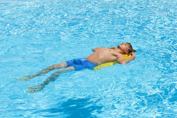 Menino nadando na piscina — Fotografia de Stock