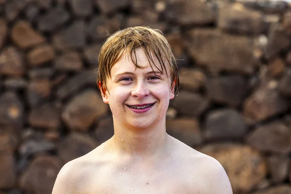 Portret van jongen bij het zwembad — Stockfoto