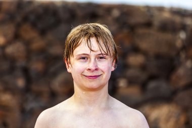 havuz başında çocuk portresi