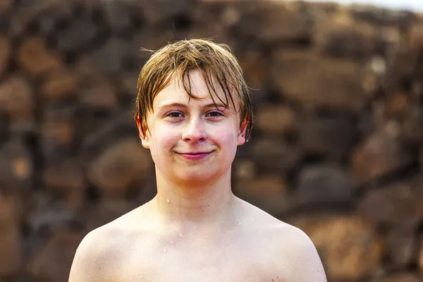 プールで男の子の肖像画 — ストック写真
