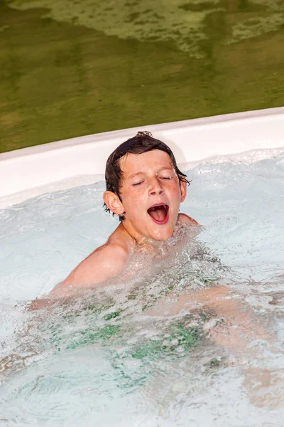 プールで泳いでいる男の子 — ストック写真