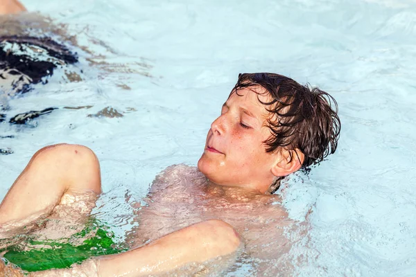 Chlapec plavání v bazénu — Stock fotografie