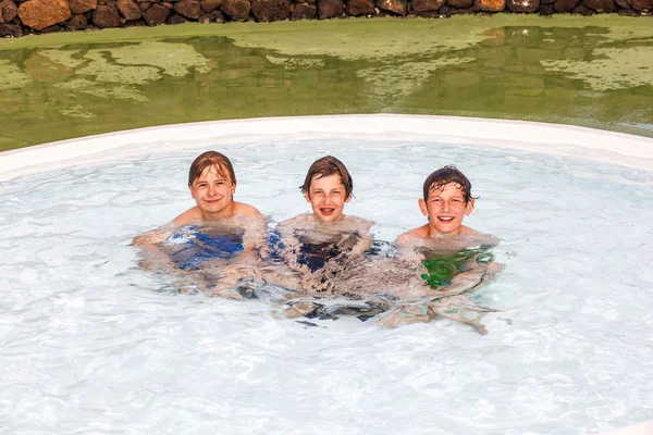 Üç arkadaş eğlenceli havuza sahip. — Stok fotoğraf