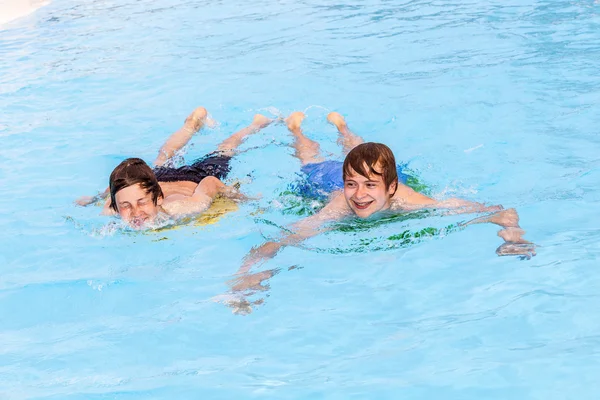 Dva přátelé, plavání v bazénu — Stock fotografie